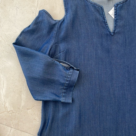 BWT NYDJ BLUE CHAMBRAY COLD SHOULDER TOP - Picture 2 of 6